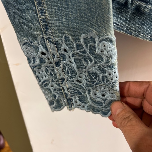 Lauren Ralph Lauren cropped jean jacket with blue flower embroidered cuffs - Picture 4 of 8